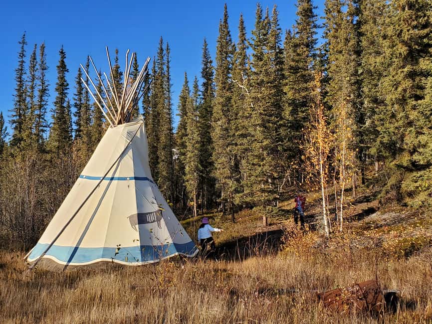 Madeline Lake: Aurora Lodge and Aurora Chasing Tour - Setting out from your Yellowknife hotel