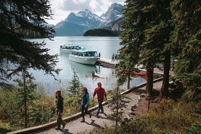 Maligne Lake Cruise - The ride to Spirit Island
