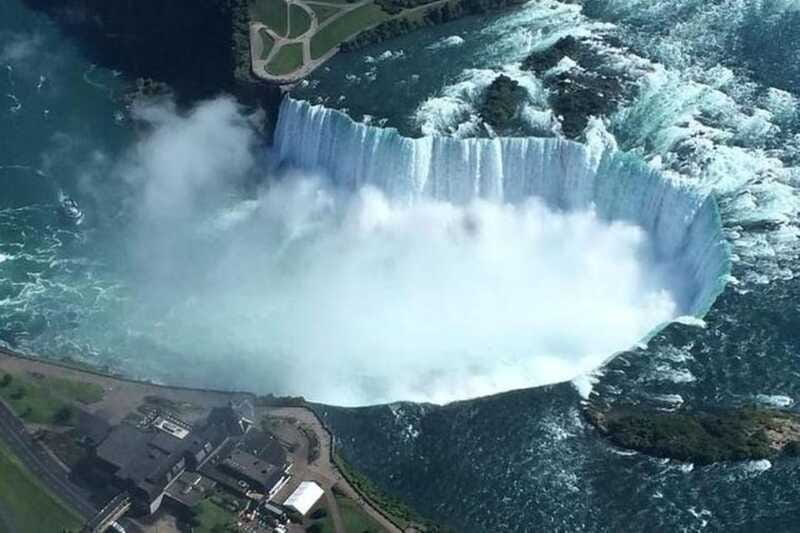 Mississauga: Niagara Falls Day Tours with Boat and Lunch - Guides, explanations, and group style