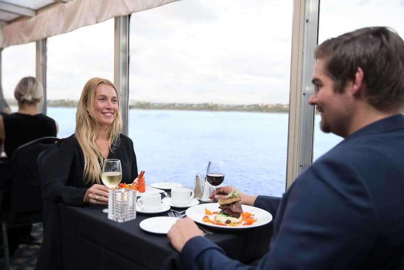 Montréal: 3 or 5-Course Dinner Cruise with DJ & Dancing - From the Grand Quai to Montréal’s eastern sights