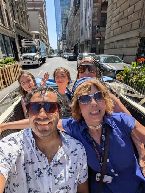 Montreal: An unforgettable guided tour in a vintage 1930s convertible car - Meeting Sonia at 119 Rue Saint-Jacques