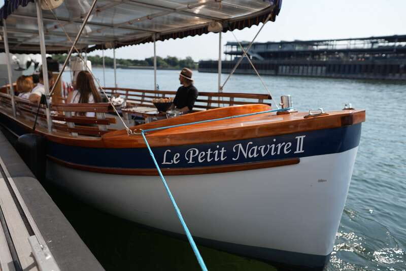 Montreal: Electric Boat Cruise with Onboard Drinks - Starting at Jacques-Cartier Pier