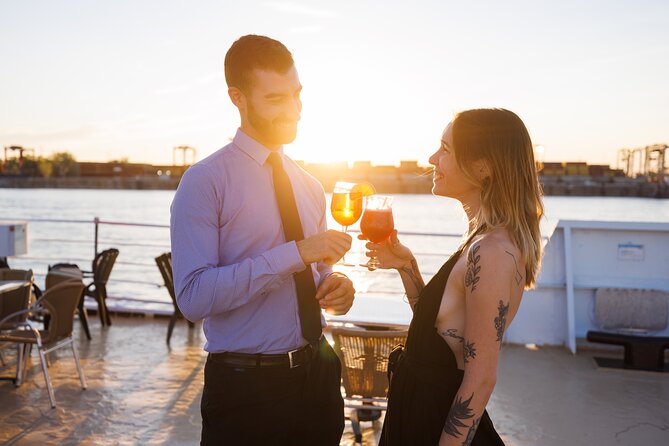 Montreal: Evening cruise with DJ - Starting at the Old Port ticket office