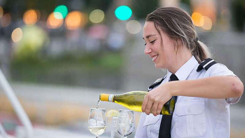 Montreal: Evening Cruise with DJ and Dance Floor - A summer night that begins with the skyline