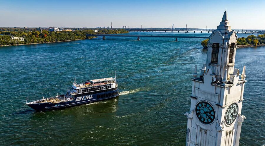 Montréal: Guided Sightseeing River Cruise - Outdoor decks, indoor seating, and river weather