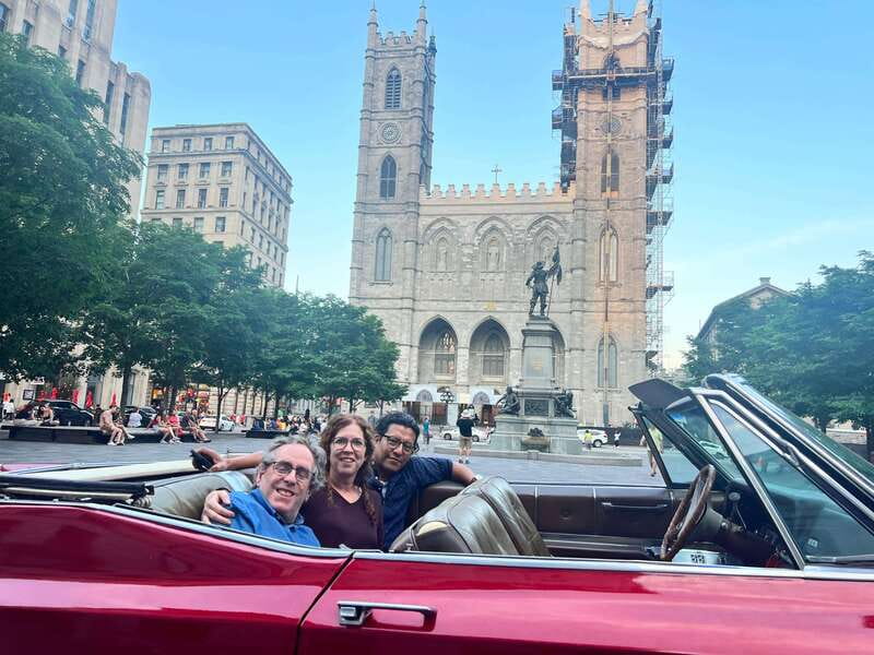 Montréal: Guided Tour in Vintage Convertible Cadillac - One hour in Old Montreal