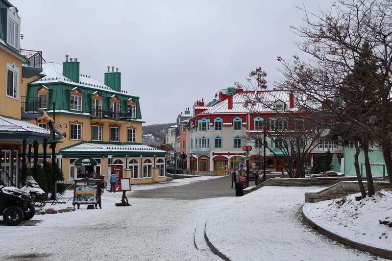 Montreal: Guided tour of the Laurentides Mont Tremblant - The pedestrian village offers free time, not a staged show