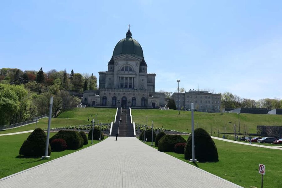 Montreal: Iconic Landmarks All-Inclusive VIP Experience - What the vehicle and private format change