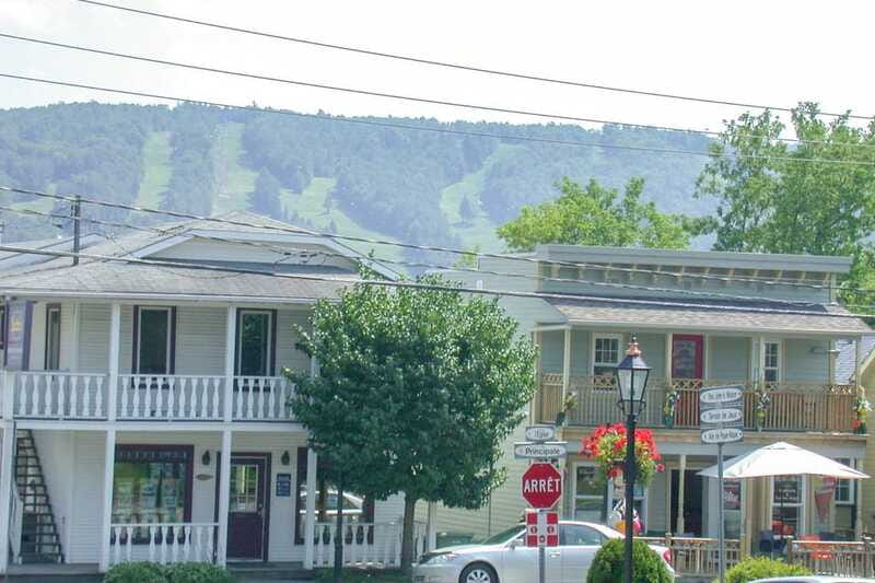 Montreal: Laurentian Mountains Day Trip - Guides make the long day easier