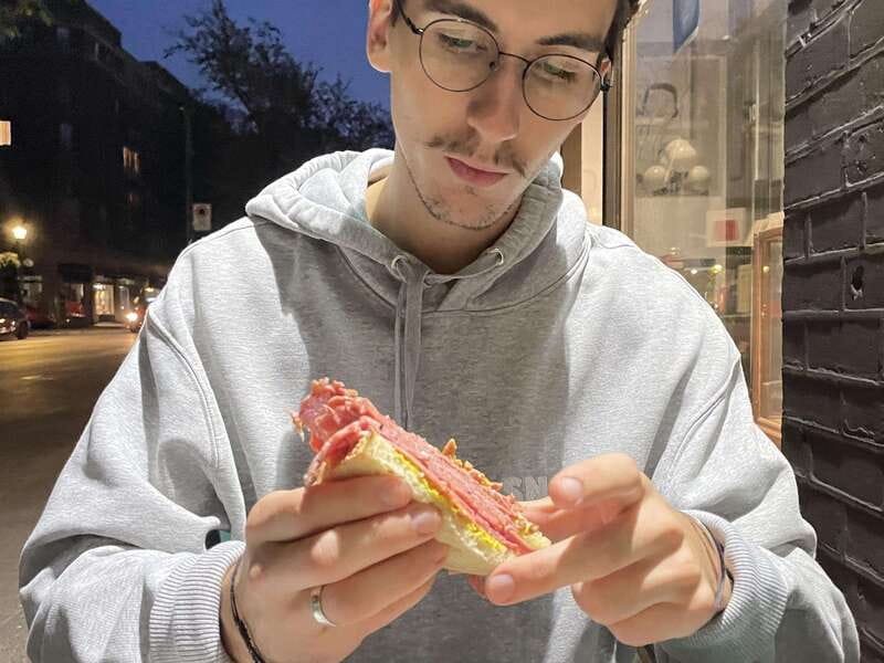 Montréal: Mile End Foodie Tour with Tasting - The walking between stops is part of the experience