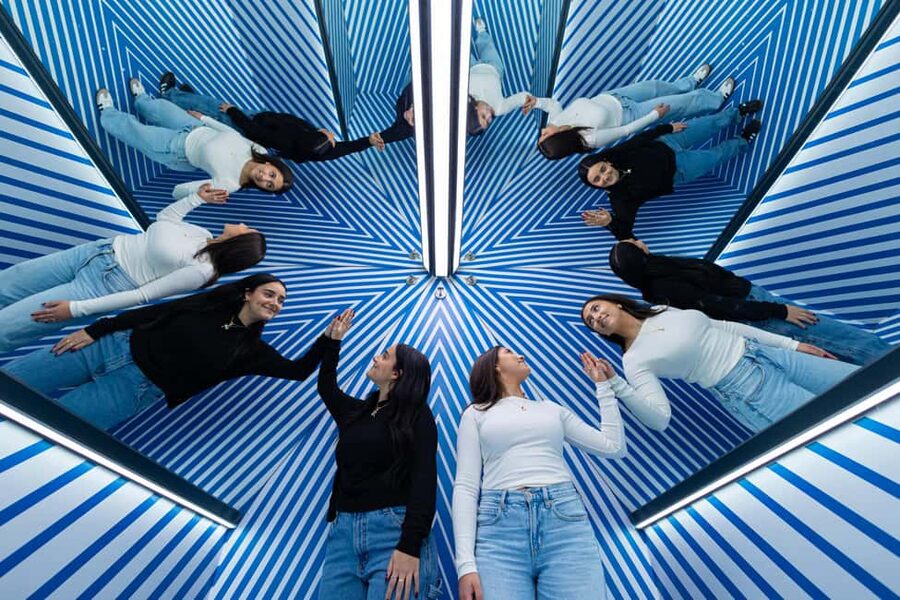 Montreal: Museum of Illusions Entry Ticket - The tilted room puts your balance to work