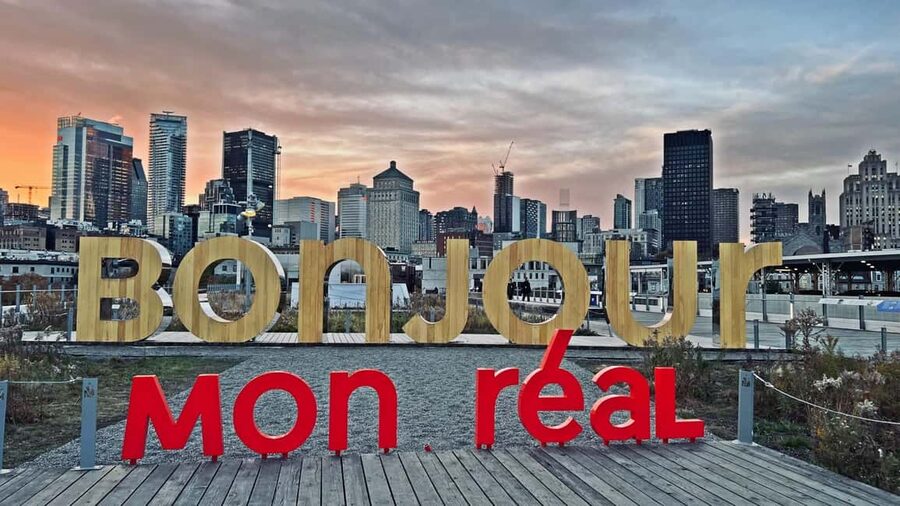 Montreal: Private 2h Walking Tour RESO and Old Montreal - From the Museum of Fine Arts to downtown Montreal
