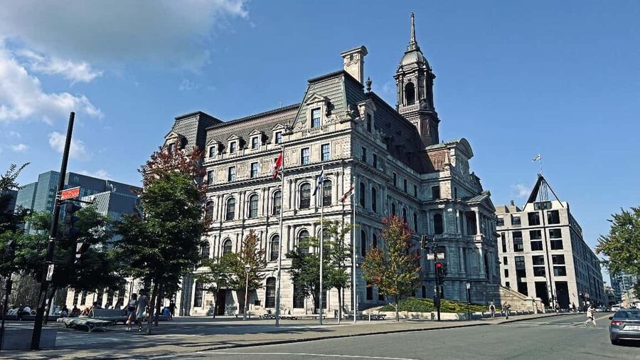 Montreal: Private 2h Walking Tour RESO and Old Montreal - Place Jacques-Cartier, City Hall, and Bonsecours Market
