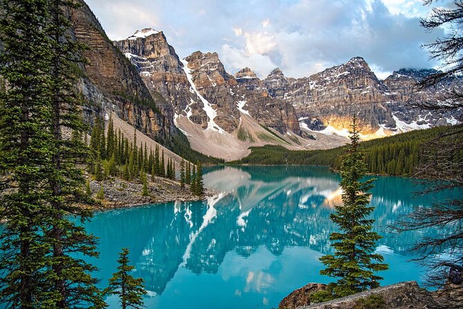 Moraine Lake and Lake Louise Tour from Calgary - Canmore - Banff - Lake Louise and the Chateau view