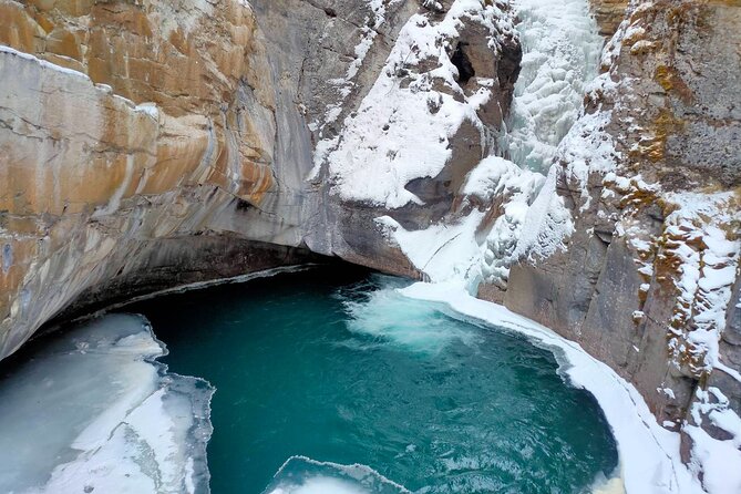 Moraine Lake Banff Town Lake Louise Johnston Canyon - What the guide and vehicle mean for your day