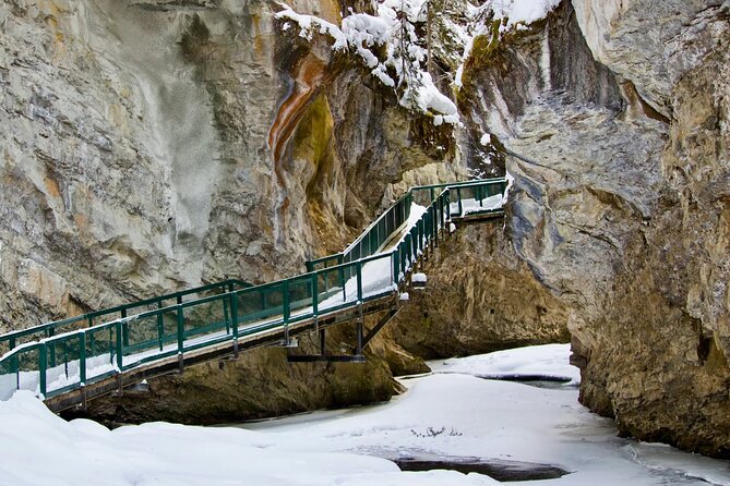 Moraine Lake, Lake Louise, Emerald Lake, Marble Canyon,Banff tour - Who will get the most from this day