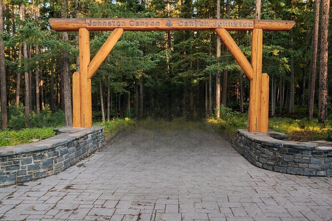 Moraine Lake, Lake Louise, Johnston Canyon, Bow Falls, Banff Town - Guides make the schedule easier to handle