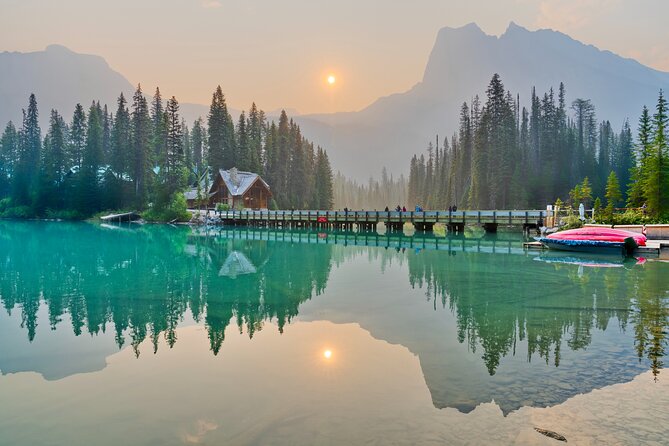 Moraine Lake Lake Louise Johnston Canyon Emerald Lake Day tour - Emerald Lake in Yoho National Park