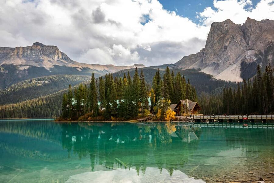 Moraine Lake: Lake Louise & Yoho & Moraine Lake Day Tour - Moraine Lake is the reason to watch the calendar