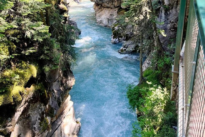 Moraine Lake, Louise, Emerald Lake, Johnston Canyon, Banff Town - Key points at a glance
