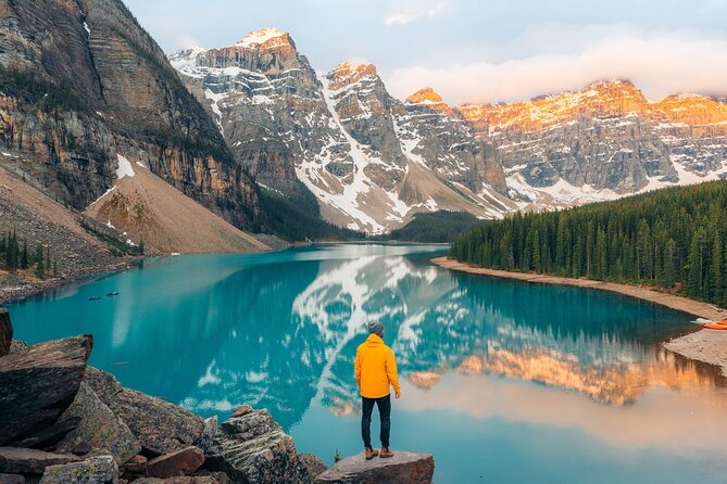 Moraine Lake Sunrise: Premium Tour from Canmore & Banff - Coffee, hot chocolate, and blankets