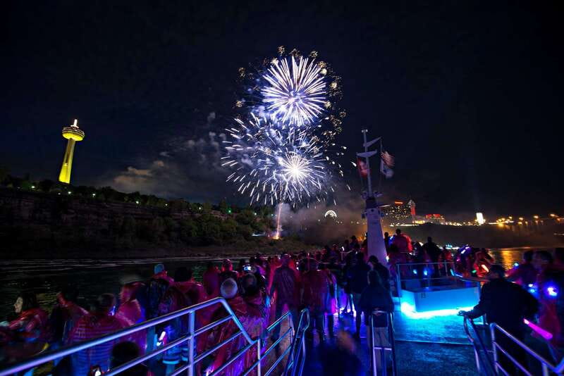 Niagara Falls, Canada: Evening Fireworks Cruise - Crowds, seating, and the best place on board