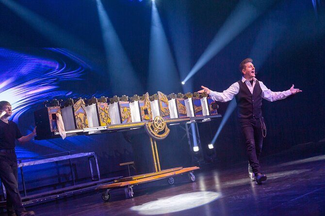 Niagara Falls, Canada: Wild Magic Show Ticket - Arriving near Clifton Hill
