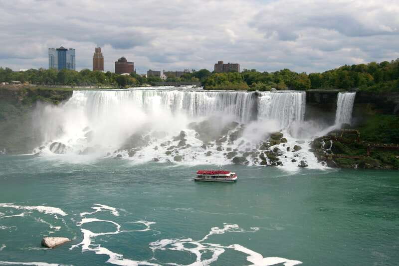 Niagara Falls: Day & Night Tour with Boat Ride and Dinner - Dinner at Table Rock keeps the falls in view