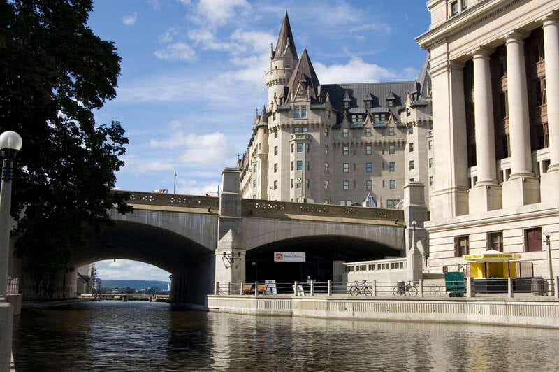 Ottawa: 4-Hour Bike Rental - Following the car-free pathway system