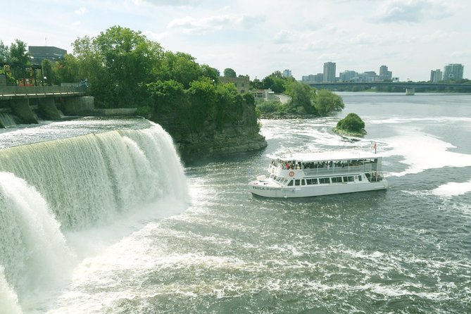 Ottawa Boat Cruise - Paul's Boat Line - Bilingual commentary that keeps the ride moving