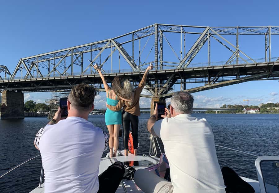 Ottawa: Downtown Yacht Cruise - Wed-Sun @ 6PM - 75 Minutes - Drinks, service, and the final bill