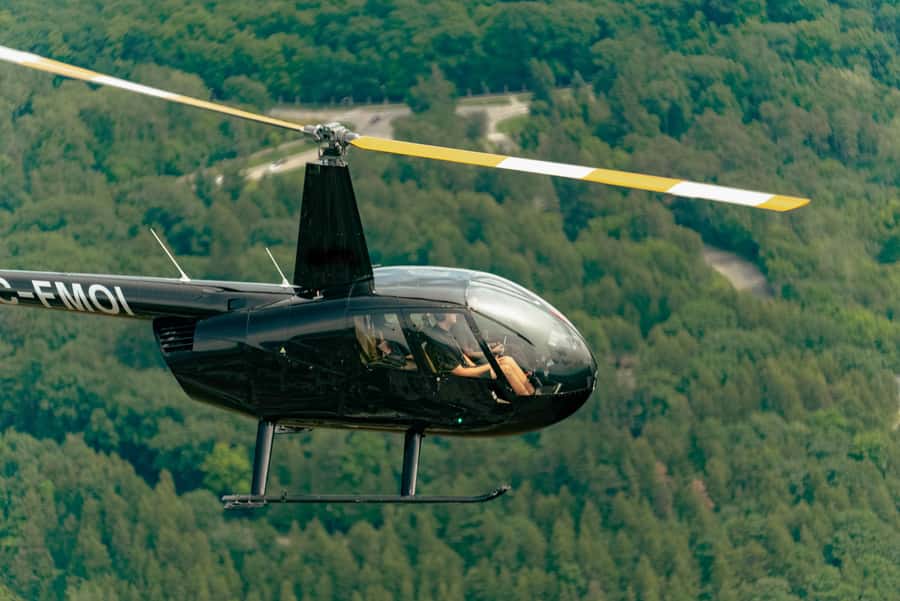 Ottawa: Panoramic helicopter flight (Gatineau Park + downtown) - Key points at a glance