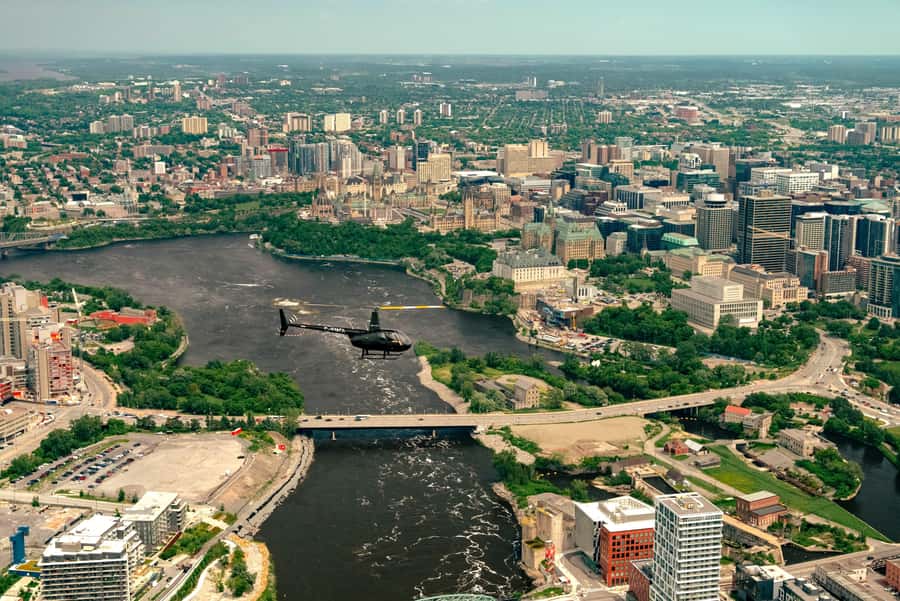 Ottawa: Panoramic helicopter flight (Gatineau Park + downtown) - Ottawa’s landmarks from the air