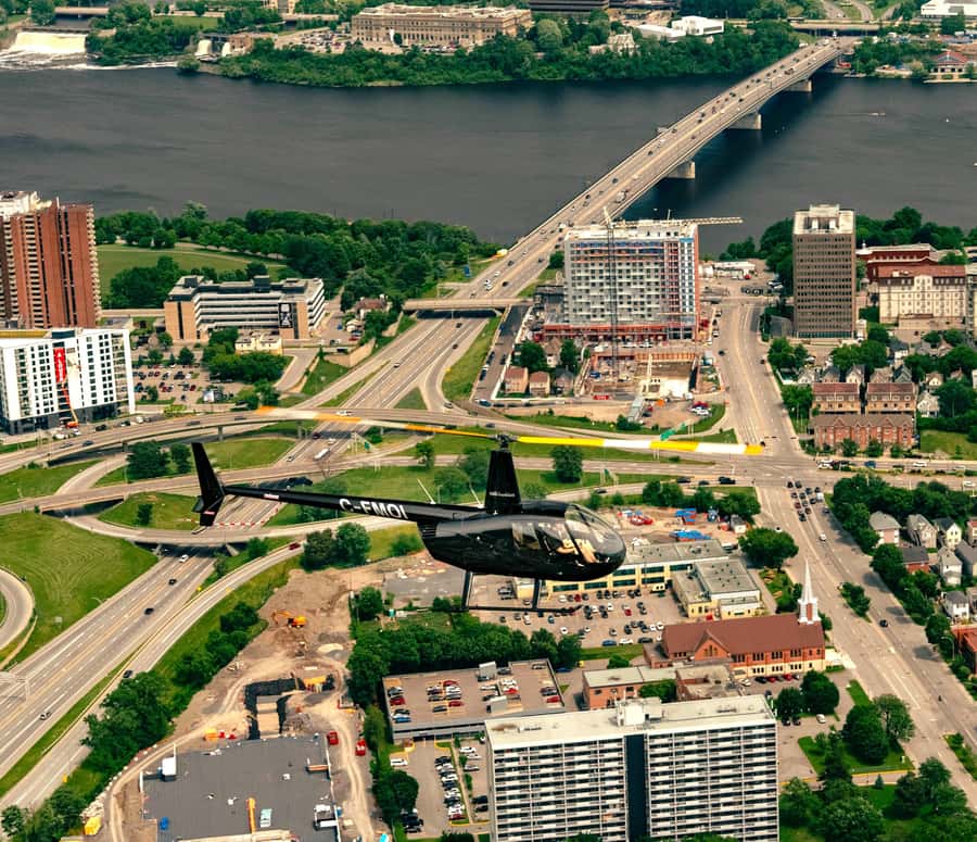 Ottawa: Panoramic helicopter flight (Gatineau Park + downtown) - Taking photographs through the panoramic windows