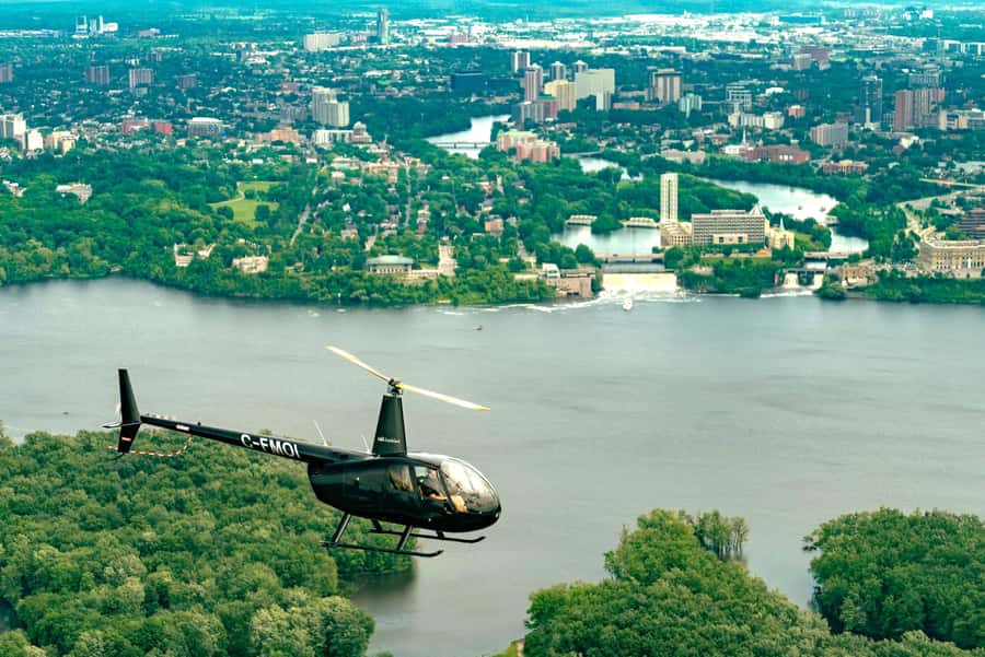 Ottawa: Panoramic helicopter flight (Gatineau Park + downtown) - The safety briefing and Robinson R44 flight