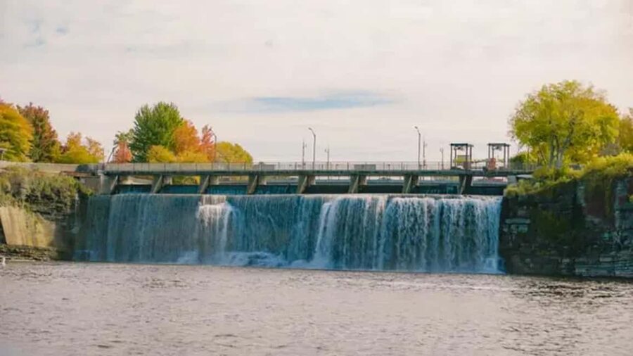 Ottawa Premium Small Group Tour with Canal Cruise - Rockcliffe Park and the Ottawa River lookout