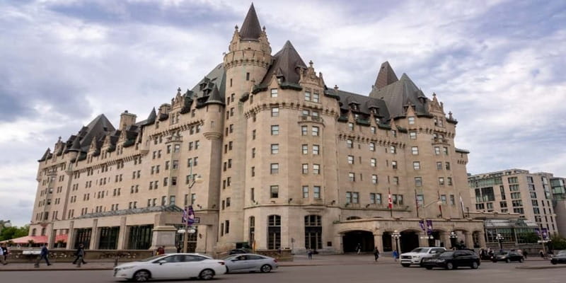 Ottawa: Small-Group Walking Tour with Boat Cruise - Ending on a seasonal Rideau Canal cruise