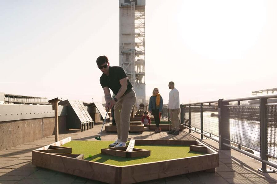 Outdoor mini golf in Montreal - Finding the course beside the Science Centre