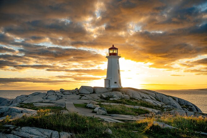 Peggy's Cove, Lunenburg and Titanic Cemetery Full Day Tour - What the guide and vehicle add