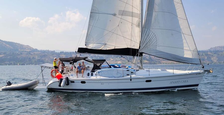 Penticton Okanagan Lake: Sailing Tour - Learning to sail with Robyn and Dan