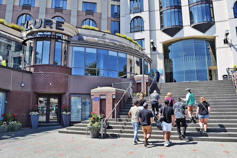 Pickle Pub Crawl: Ferry Rides and Appetizers - The guides are a major part of the evening