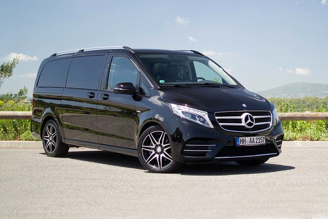 Private Transfer from Montreal Airport YUL to Montreal / Bromont - Finding your driver after landing