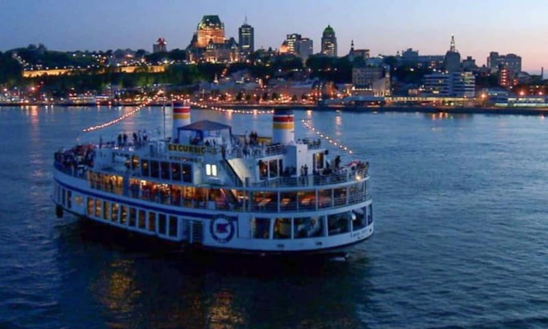 Québec City: 2-Hour Cocktail & DJ Evening Cruise - Rain, comfort, and the boat layout