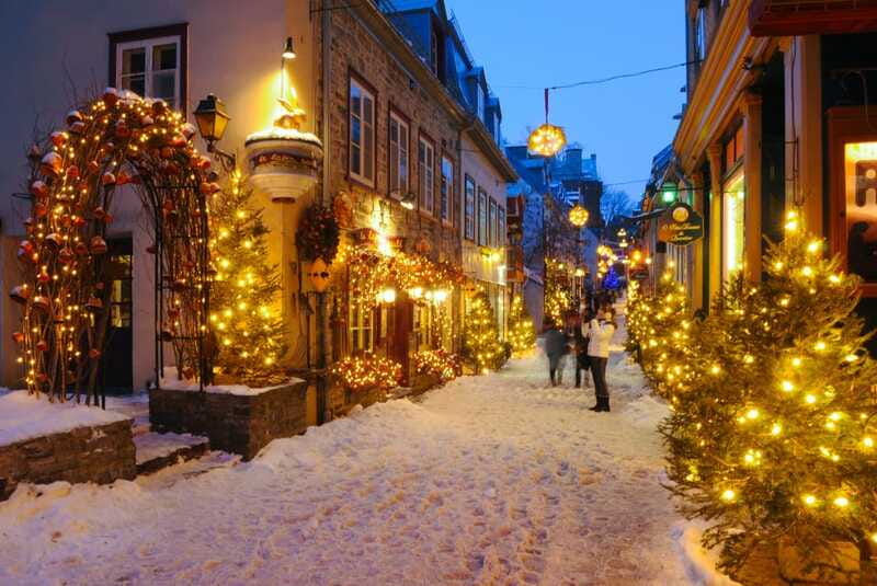 Quebec City: Christmas Magic Walking Tour in Old Quebec - The guides make the biggest difference