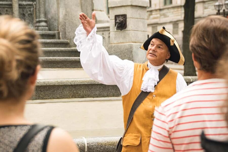 Quebec City: Old Quebec Historical Walking Tour - Why a costumed guide changes the walk