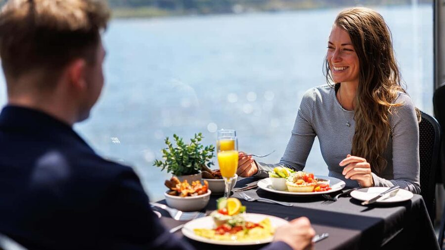 Québec City: Weekend River Brunch Cruise - Choosing the right seat and deck
