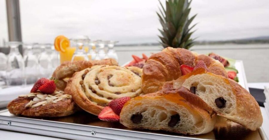 Québec City: Weekend River Brunch Cruise - Île d’Orléans and the wider river
