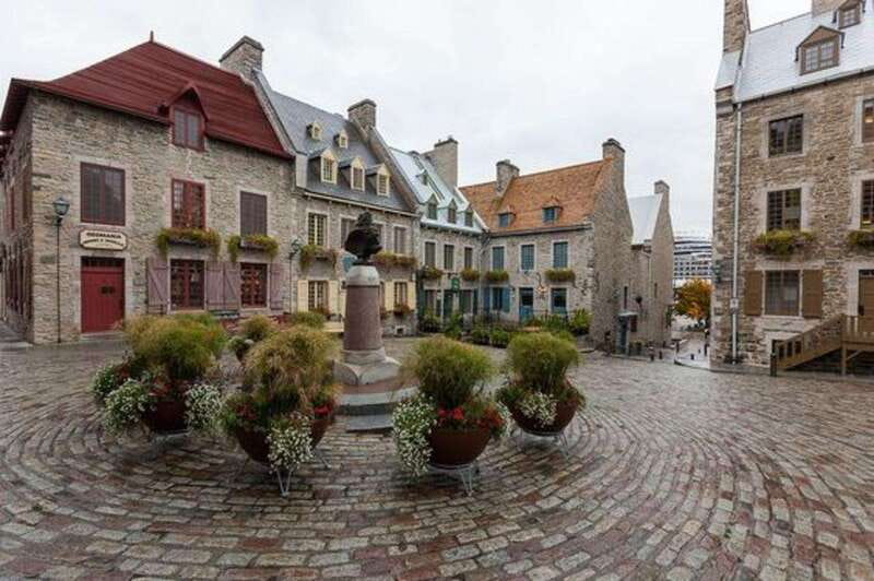 Quebec : Old Town Walking Tour With A Local Guide - The Basilica-Cathedral and Place de l’Hôtel de Ville