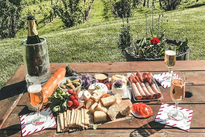 Salt Spring Island "Artisan Trail" Hop On Hop Off Tour! - Key points at a glance