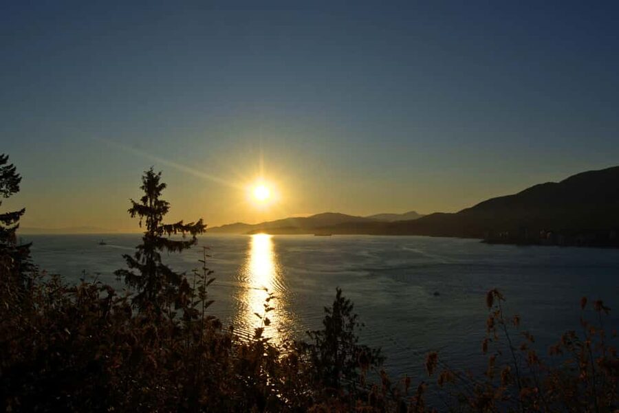 Sunset Bus Tour: Stanley Park & English Bay Photostops - Gastown and the Steam Clock in a quick first look